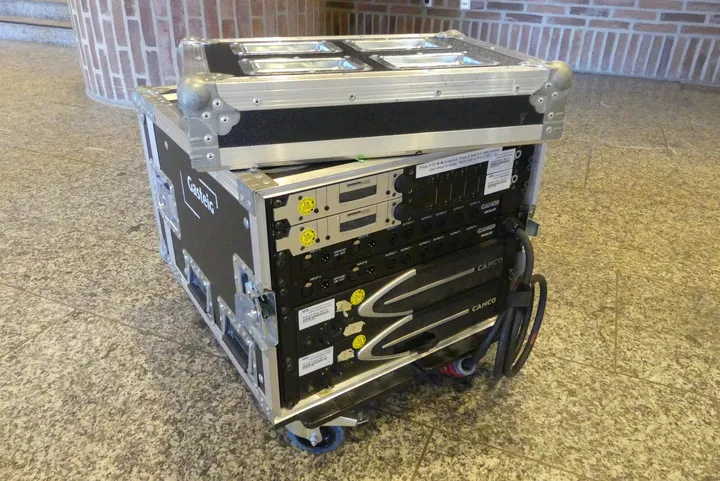 Fahrbares Amp-Rack/Flightcase mit Inhalt u. a. 2x Camco Endstufe, 2x Digital-Controller, Audio-Splitter, Kabel